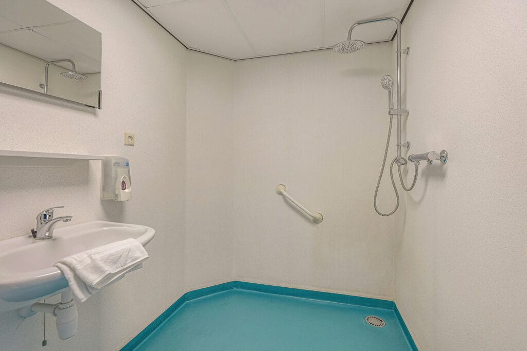 Het Kompas - Conferentieoord Landgoed Leudal - faciliteiten - toegankelijke douche en verzorging
